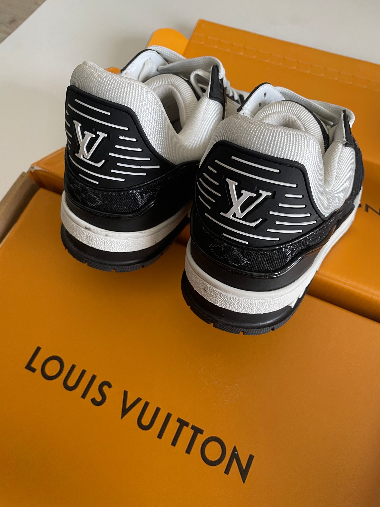 Louis Vuitton Trainer Black/White