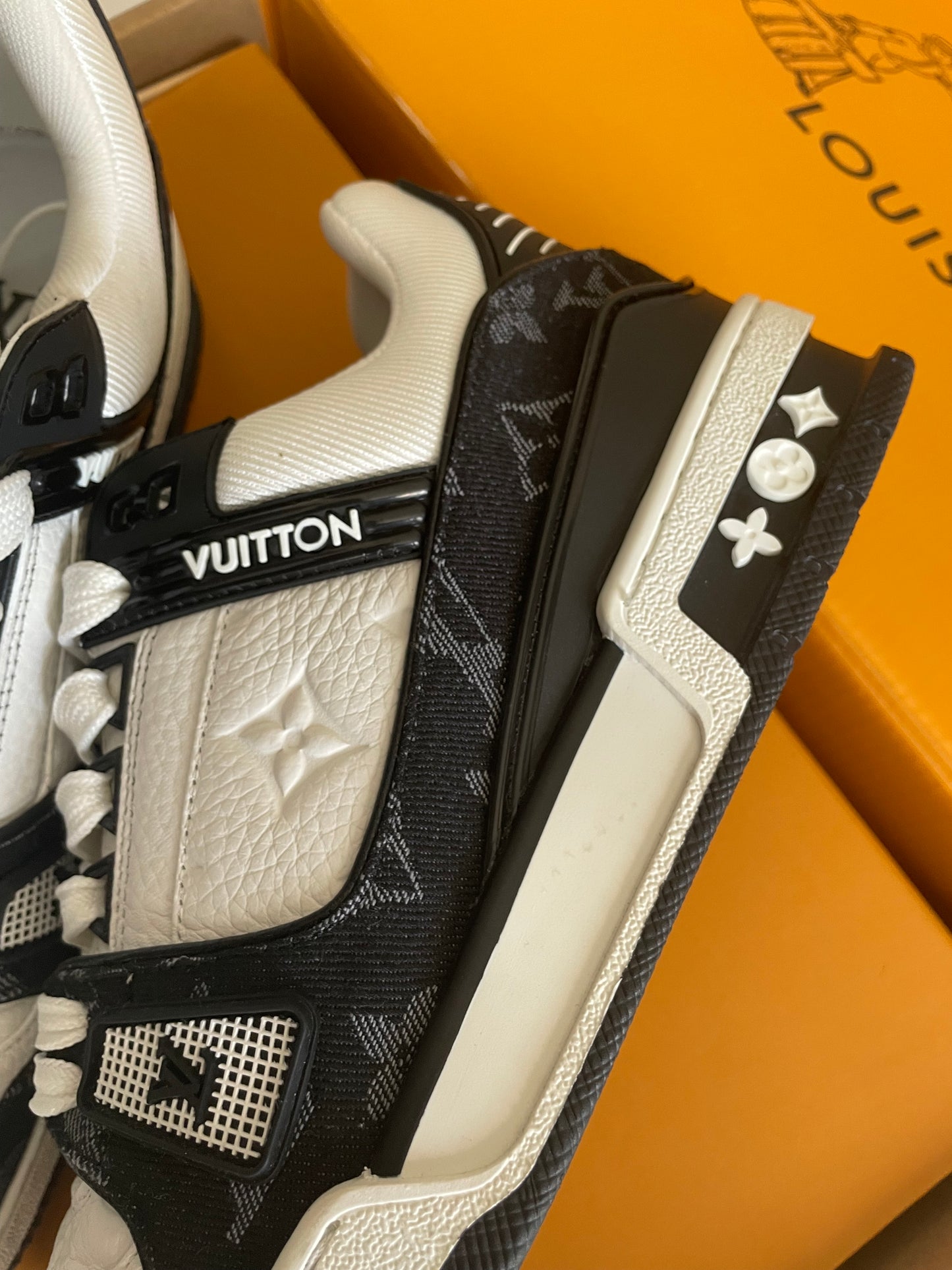 Louis Vuitton Trainer Black/White