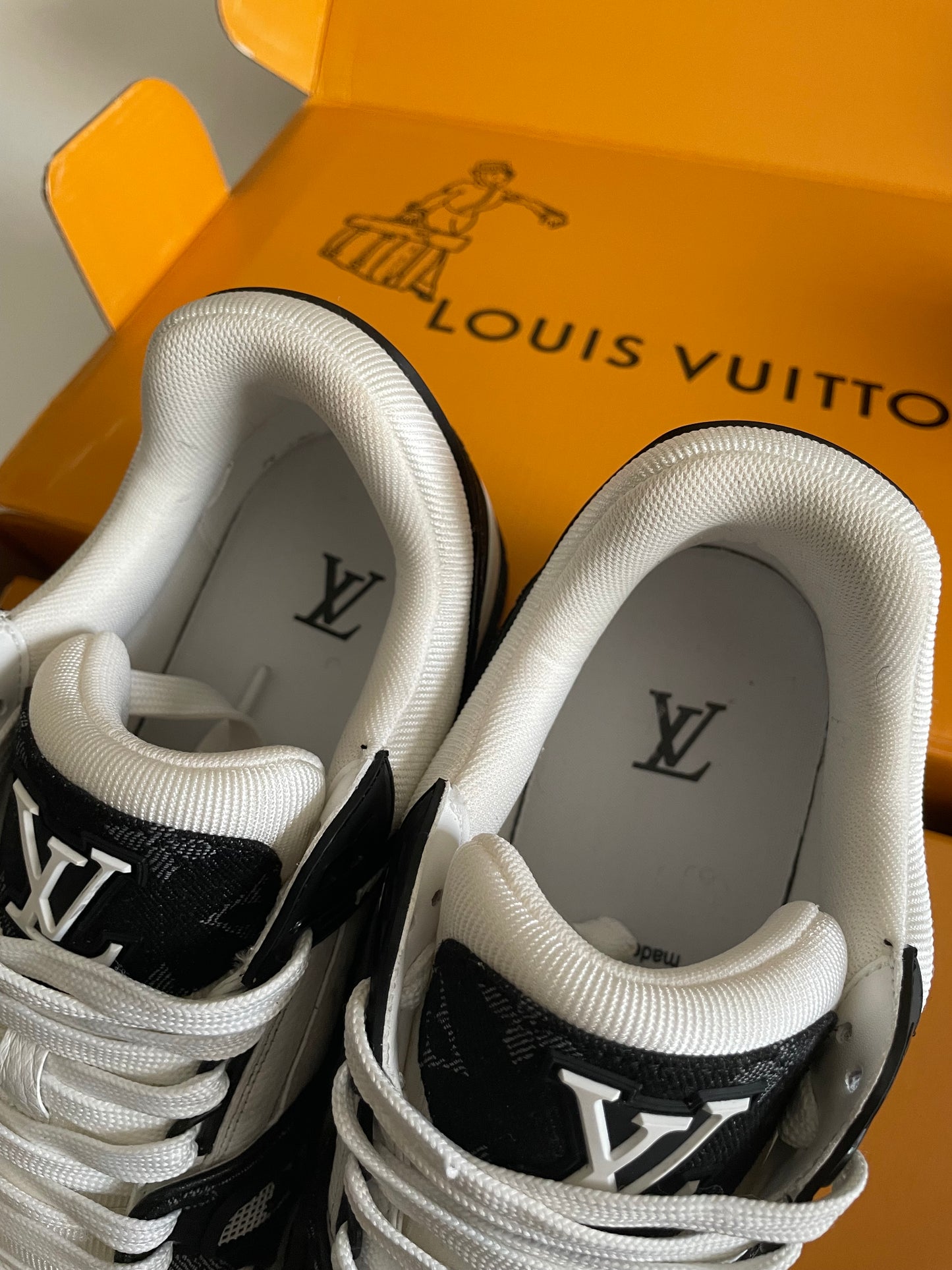 Louis Vuitton Trainer Black/White