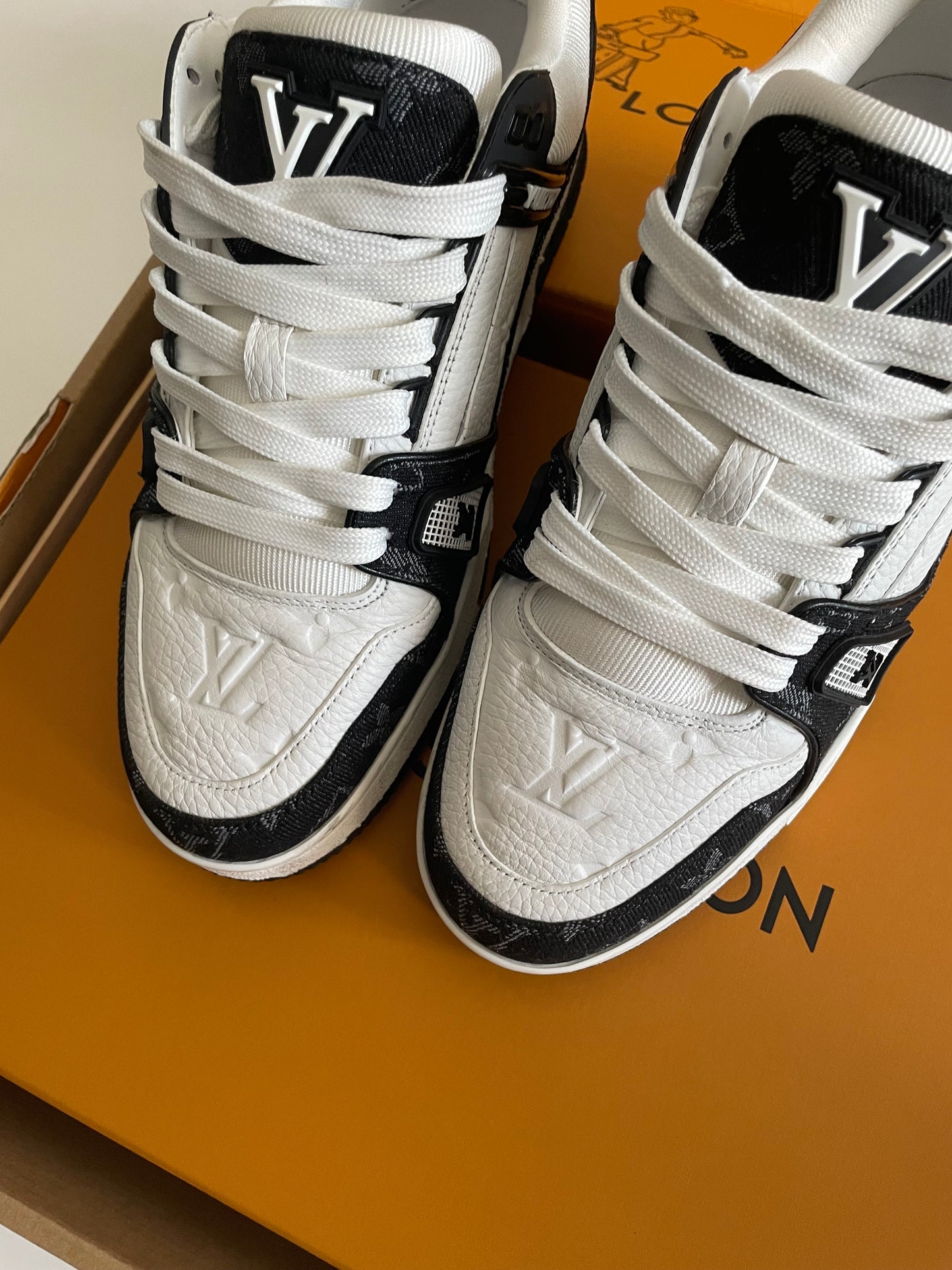 Louis Vuitton Trainer Black/White