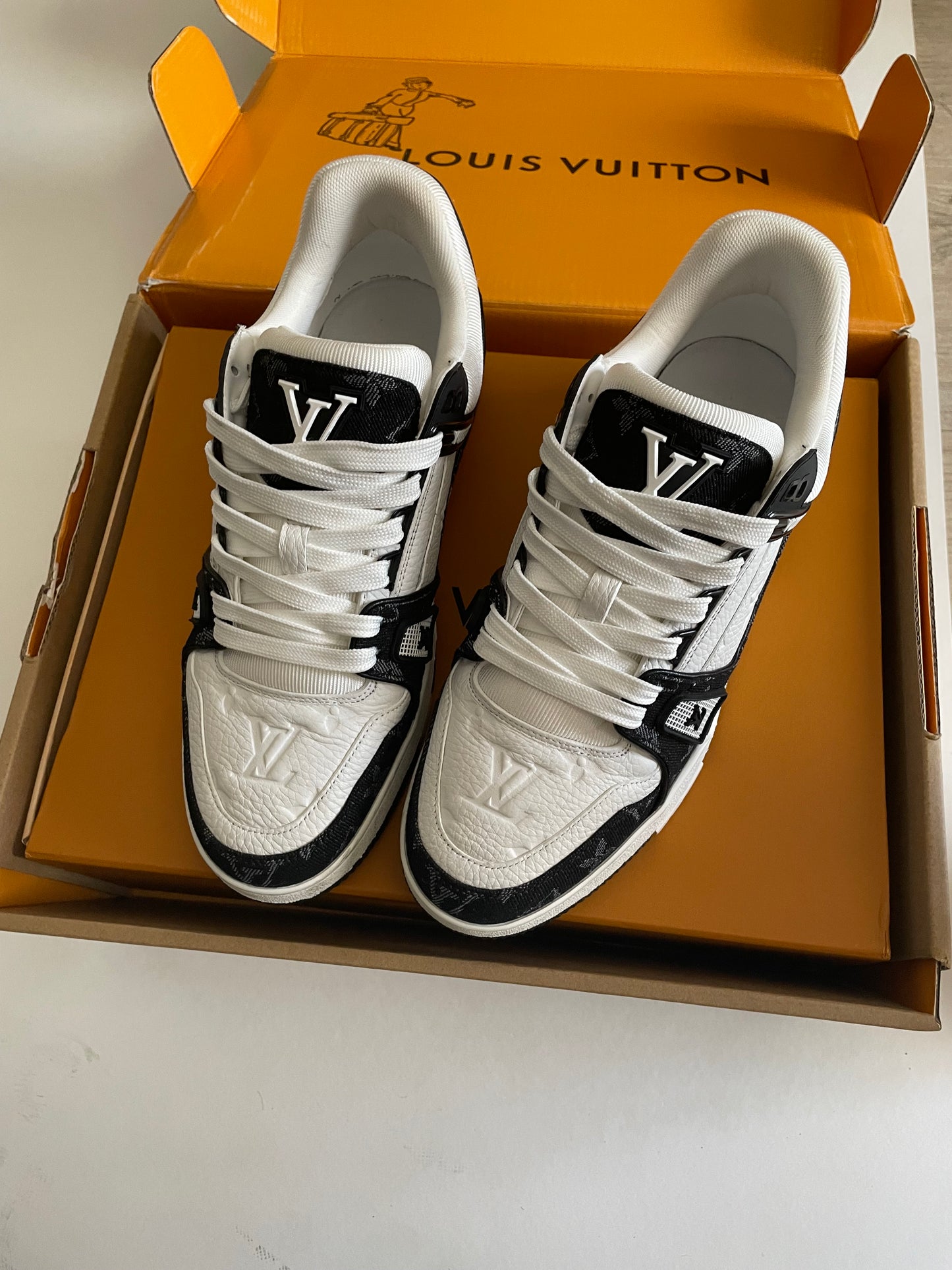 Louis Vuitton Trainer Black/White